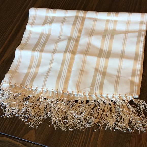 FINAL SALE PRICE 3 Pc Vintage Embroidered & Satiny Linens - Picture 10 of 11